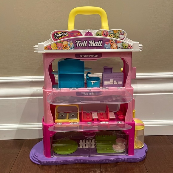 Shopkins Tall Mall with Carrying Case - Picture 1 of 9